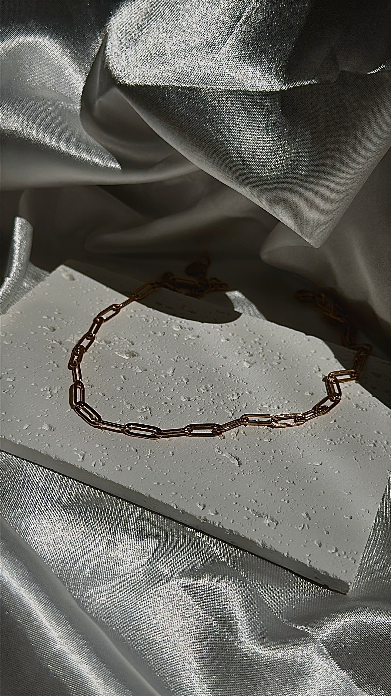 Paper clip chain product photo