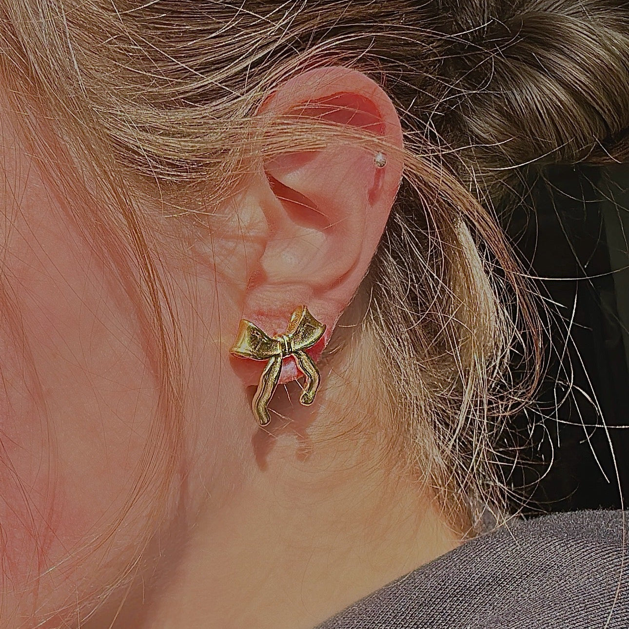 bow earrings model photo