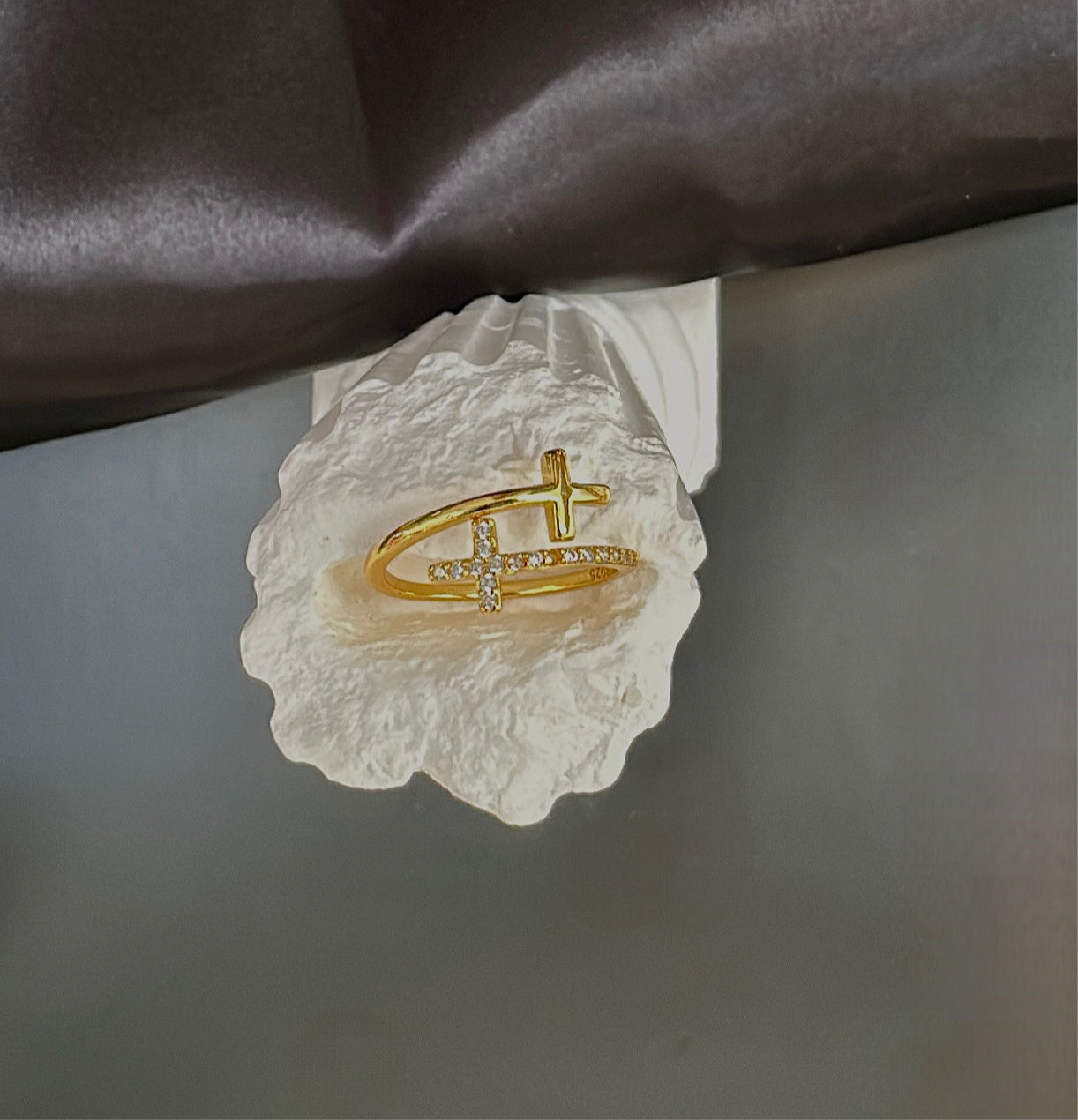 'Lois' Cross Ring Gold - Adjustable