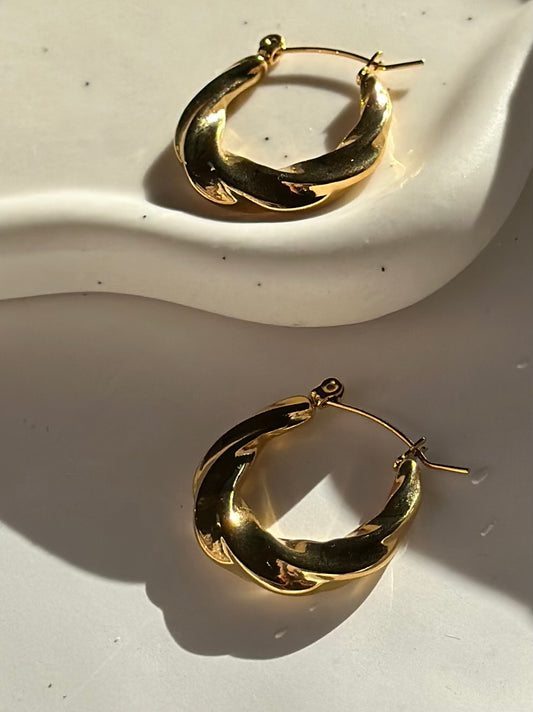 'Dakota' Hoops Gold